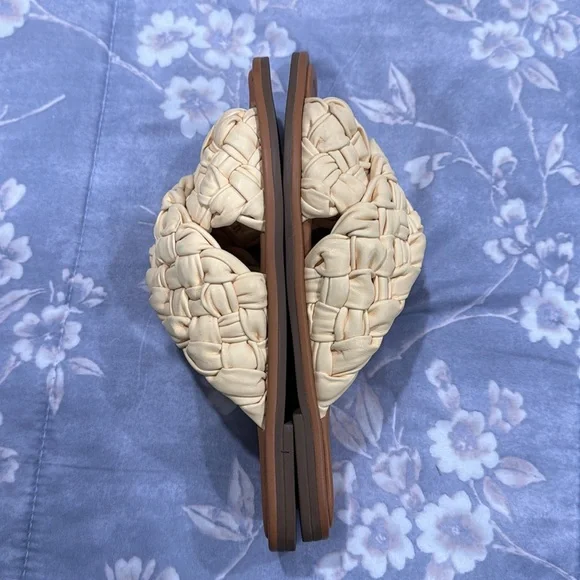 🚨2/$10‼️ALDO Light Yellow Sandals - Picture 6 of 7